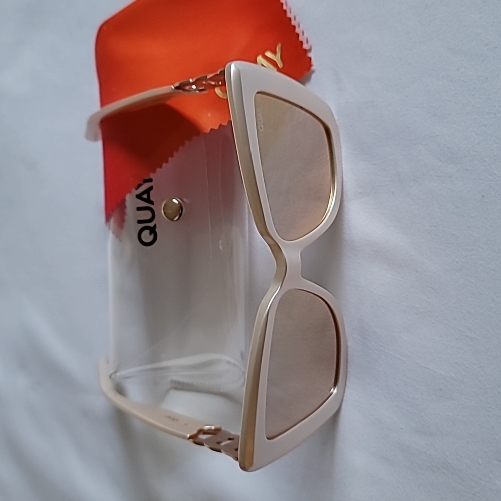 Quay Sunglasses NWOT